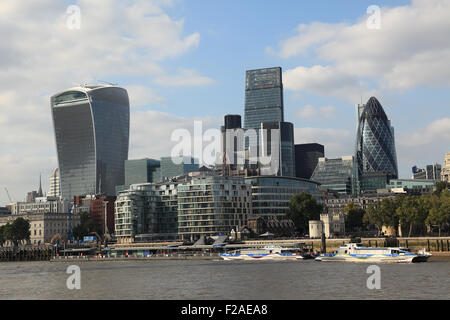 Moderne Architektur in London, England, einschließlich der berühmten Gerkin, Walkie Talkie und Käsereibe Gebäude Stockfoto