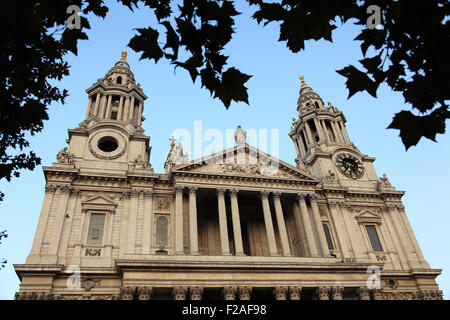 Die Westseite des St Pauls Cathedral in London, England Stockfoto