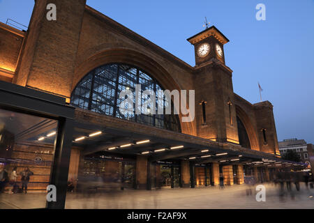 Eine Nachtaufnahme des kürzlich renovierten Kings Cross Railway Station in London, England Stockfoto