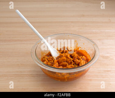 Eine große Schüssel mit einem beheizten kann Pasta Lasagne mit einem Löffel auf einem Holztisch. Stockfoto