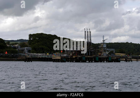 Die Mossmorran-Ethylen-Anlage an der Braefoot Bucht in der Nähe von Aberdour in Fife, Schottland, von der Insel Inchcolm. Stockfoto