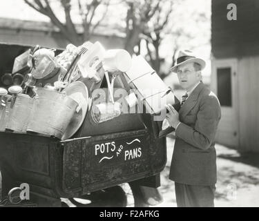 Töpfe und Pfannen Verkäufer (OLVI008 OU404 F) Stockfoto