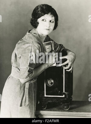 Frau stehlen Geld von Safe (OLVI008 OU380 F) Stockfoto