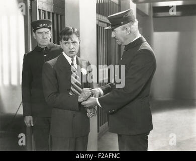 Guard entfernen Handschellen aus Gefangenen (OLVI008 OU370 F) Stockfoto