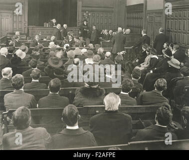 Leute sitzen auf den Bänken im Gerichtssaal (OLVI008 OU347 F) Stockfoto