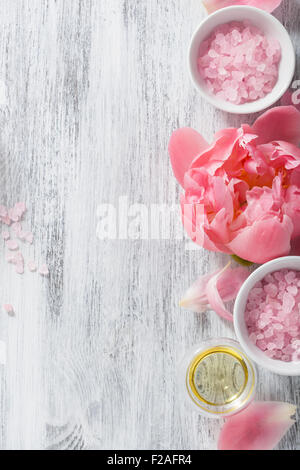 rosa Blume Salz Pfingstrose ätherisches Öl für Wellness und Aromatherapie Stockfoto