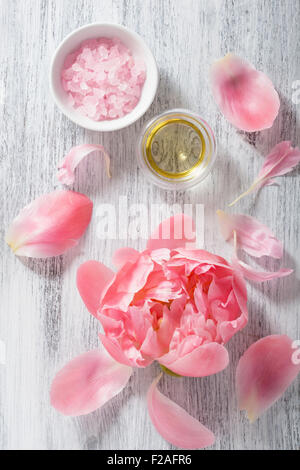 rosa Blume Salz Pfingstrose ätherisches Öl für Wellness und Aromatherapie Stockfoto