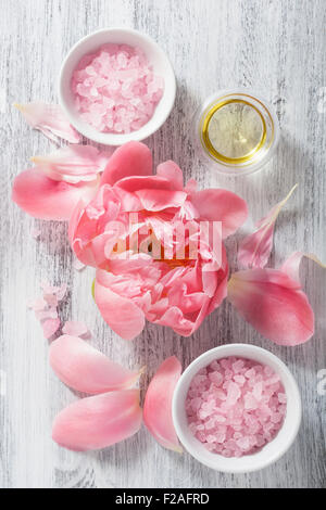 rosa Blume Salz Pfingstrose ätherisches Öl für Wellness und Aromatherapie Stockfoto