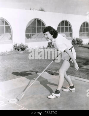 Seitenansicht der Frau spielen Shuffleboard (OLVI008 OU330 F) Stockfoto