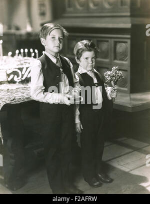 Jungen mit Geschenken (OLVI008 OU324 F) Stockfoto