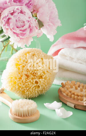Bad und Wellness mit Pfingstrose Blumen Pinsel Schwamm Handtücher Stockfoto