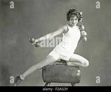 Frau, Arm-Übungen am Pferd (OLVI008 OU252 F) Stockfoto