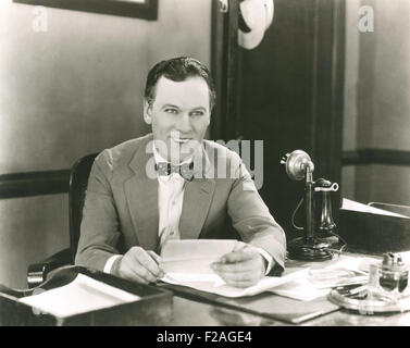 Liest einen lustigen Brief (OLVI008 OU154 F) Stockfoto