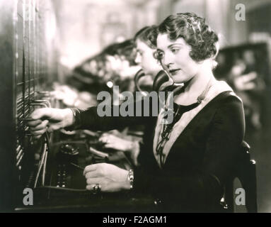 Telefonzentrale-Betreiber bei der Arbeit (OLVI008 OU112 F) Stockfoto