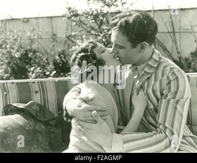 Eine warme Umarmung (OLVI008 OU098 F) Stockfoto