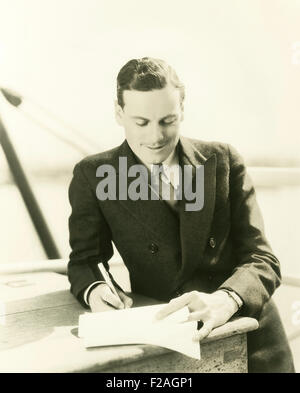 Mann, die Unterzeichnung eines Vertrages (OLVI008 OU079 F) Stockfoto