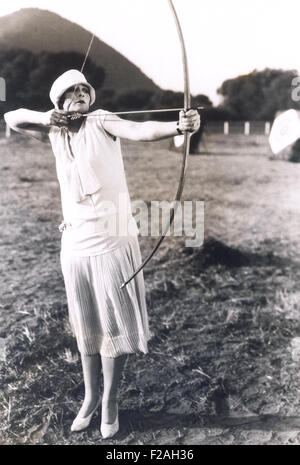 Frau üben Bogenschießen (OLVI008 OU042 F) Stockfoto