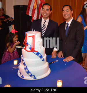 San Antonio, Texas, USA. 14. Sep, 2015. United States Secretary Of Housing And Urban Development JULIAN CASTRO (Mitte) und sein Zwillingsbruder, Rep JOAQUIN CASTRO (D-Texas) Lächeln wie Feiern sie ihren Geburtstag 14. September 2015 in San Antonio, Texas, USA. Sek. Castros Tochter CARINA (links), Enloys einige des Kuchens. Bildnachweis: Robin Jerstad/Alamy Live-Nachrichten Stockfoto