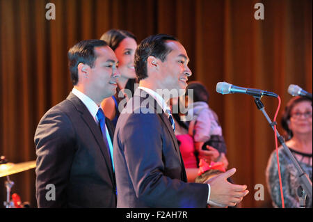 San Antonio, Texas, USA. 14. Sep, 2015. United States Secretary Of Housing And Urban Development JULIAN CASTRO (rechts) und sein Zwillingsbruder, Rep JOAQUIN CASTRO (D-Texas) anerkennen Gratulanten, da sie eine Geburtstagsfeier 14. September 2015 in ihrer Ehre in San Antonio, Texas, USA teilnehmen. Die Brüder wandte sich 41. Bildnachweis: Robin Jerstad/Alamy Live-Nachrichten Stockfoto