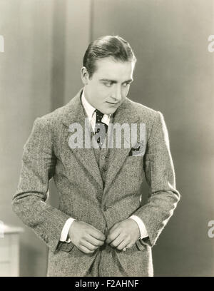 Dapper-Man im dreiteiligen Anzug (OLVI007 OU909 F) Stockfoto