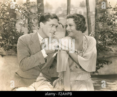 Romantisches Paar Hand in Hand (OLVI007 OU894 F) Stockfoto
