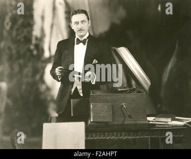 Anhören von Musik die altmodische Art und Weise (OLVI007 OU887 F) Stockfoto