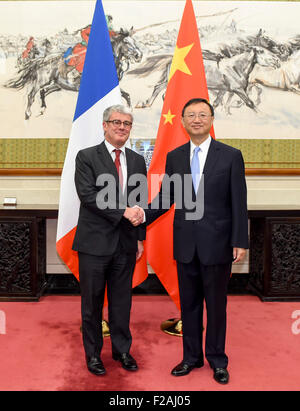 Peking, China. 15. Sep, 2015. Chinese State Councilor Yang Jiechi (R) und Jacques Audibert, diplomatischer Berater des französischen Präsidenten, halten einen strategischen Dialog in Peking, Hauptstadt von China, 15. September 2015. © Xie Huanchi/Xinhua/Alamy Live-Nachrichten Stockfoto