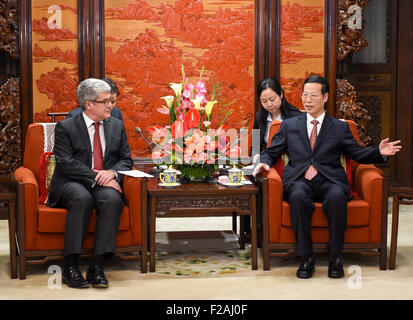 Peking, China. 15. Sep, 2015. Chinese Vice Premier Zhang Gaoli (R) trifft sich mit Jacques Audibert, diplomatischer Berater, der französische Präsident, in Peking, Hauptstadt von China, 15. September 2015. © Xie Huanchi/Xinhua/Alamy Live-Nachrichten Stockfoto