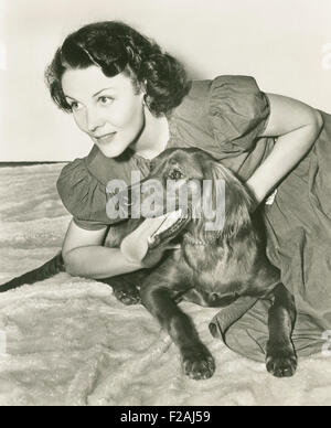 Frau auf dem Boden mit ihrem Irish Red Setter (OLVI007 OU830 F) Stockfoto