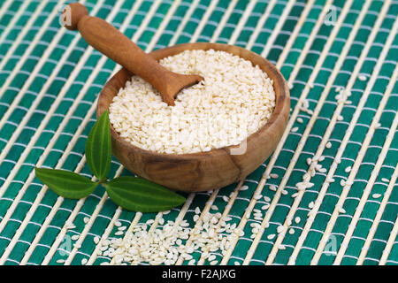 Sesam in Bambusschüssel, Nahaufnahme Stockfoto