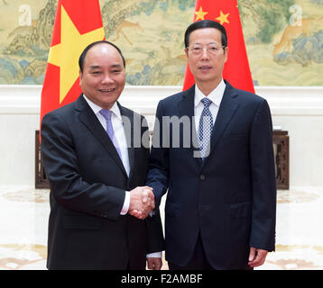 Peking, China. 15. Sep, 2015. Chinese Vice Premier Zhang Gaoli (R) führt Gespräche mit vietnamesischen stellvertretender Premierminister Nguyen Xuan Phuc in Peking, Hauptstadt von China, 15. September 2015. © Wang Ye/Xinhua/Alamy Live-Nachrichten Stockfoto