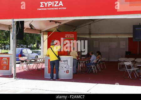 Athen, Griechenland. 14. September 2015. SYRIZA hat ihre Wahl stand auf dem zentralen Klafthmonos-Platz in Athen errichtet. Griechische Parteien errichtet Wahl Ständen im Zentrum von Athen, zu zeigen, ihr Wahlprogramm für die Wähler und schwanken sie, dafür zu stimmen. Bildnachweis: Michael Debets/Alamy Live-Nachrichten Stockfoto