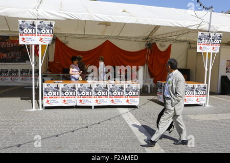 Athen, Griechenland. 14. September 2015. Beliebte Einheit, die Partei, die von SYRIZA abgespalten hat ihre Wahl stand auf der zentralen Panepistimiou Straße in Athen errichtet. Griechische Parteien errichtet Wahl Ständen im Zentrum von Athen, zu zeigen, ihr Wahlprogramm für die Wähler und schwanken sie, dafür zu stimmen. Bildnachweis: Michael Debets/Alamy Live-Nachrichten Stockfoto