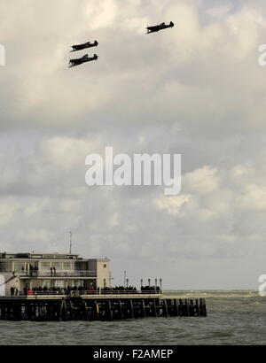 Worthing, UK. 15. September 2015. Luftschlacht um England 75. Jahrestag Durchflug - drei Spitfires überfliegen niedrig über dem Meer Stadt Molenkopf heute. Sie waren Teil einer Gruppe von fast 40 Flugzeuge von Goodwood Flughafen fliegen entlang der Küste in Gruppen zu Ehren des Jubiläums Credit: AJAXNETPHOTO/Sammlungen/Alamy Live News Stockfoto