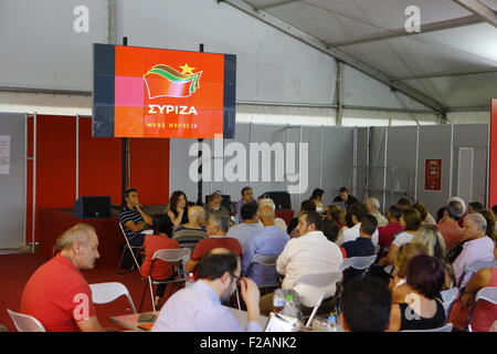 Athen, Griechenland. 14. September 2015. SYRIZA hält eine Podiumsdiskussion in ihrem Wahl stand auf dem zentralen Klafthmonos-Platz in Athen. Griechische Parteien errichtet Wahl Ständen im Zentrum von Athen, zu zeigen, ihr Wahlprogramm für die Wähler und schwanken sie, dafür zu stimmen. Bildnachweis: Michael Debets/Alamy Live-Nachrichten Stockfoto