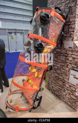 London, UK. 15. September 2015. Eine Isolierung-Bahre, die auf der RFA Argus auf Operationen in Sierra Leone während der Ebola-Virus-Epidemie 2014 auf dem Display auf der DSEI in London Kredit bereitgestellt wurde: Peter Manning/Alamy Live News Stockfoto