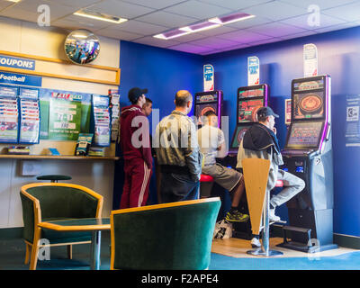 Mit festen Quoten Spielautomaten (FOBT terminal Wetten zu festen Quoten) in Wette Fred Wettbüro. Großbritannien Stockfoto