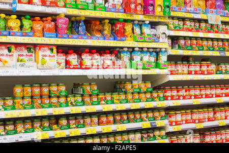 Babynahrung in Tesco Supermarkt, UK Stockfoto