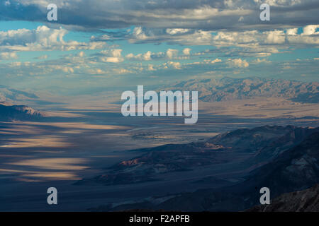 Death Valley aus Dantes Blick hinunter in Richtung Badwater Basin Stockfoto