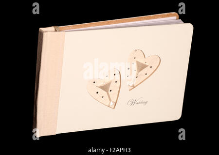 Hochzeit Gästebuch auf schwarzem Hintergrund Stockfoto