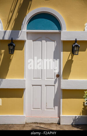 weiße Holztür auf Ziegelmauer Stockfoto