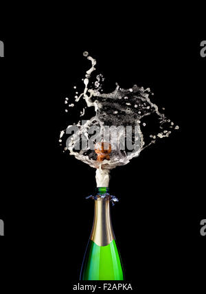 Detail der knallende Champagner auf schwarzem Hintergrund Stockfoto