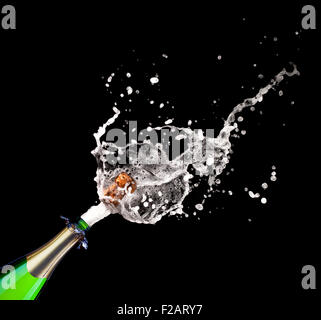 Detail der knallende Champagner auf schwarzem Hintergrund Stockfoto