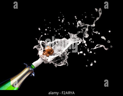 Detail der knallende Champagner auf schwarzem Hintergrund Stockfoto