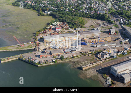 Davie Yards Incorporated, besser bekannt als MIL-Davie Schiffbau, ist in diesem Luftbild in Levis abgebildet. Stockfoto