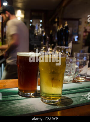 Ein Pint englische Bier und ein Pint Apfelwein in Fallgatter Pub, Clifton, Bristol, England, UK Stockfoto