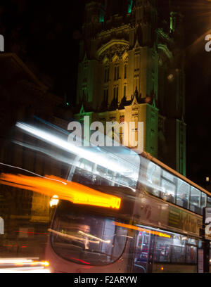 #40 Bus vorbei an Wills Memorial Building, Bristol, England, UK Stockfoto