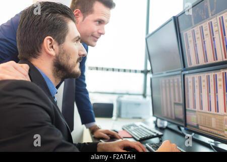 Auf lagerhändler Blick auf Computer-Bildschirmen. Stockfoto