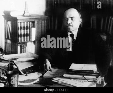 Vladimir Lenin, an seinem Schreibtisch zwischen 1920 bis 1922. Er war der Regierungschef der revolutionären Rußland von 1917 bis zu seinem Stockfoto