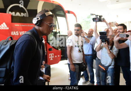 Athen, Griechenland. 15. Sep, 2015. Bayern Jerome Boateng kommt in das Team Hotel in Athen, Griechenland, 15. September 2015. Deutsche Bundesliga Fußballverein FC Bayern München wird Olympiakos Piräus in die erste Champions-League-Gruppenspiel 16. September 2015 stellen. Foto: ANDREAS GEBERT/Dpa/Alamy Live-Nachrichten Stockfoto